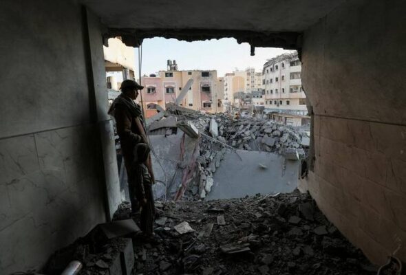 Egypt hosts Hamas in new Gaza ceasefire push, looting halts aid