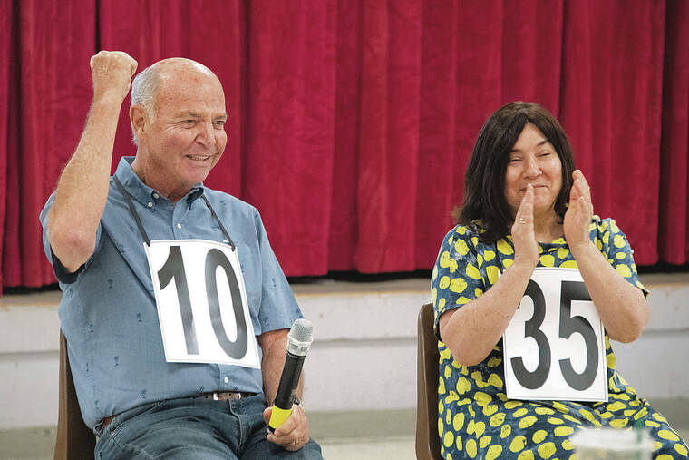 CRAIG T. KOJIMA / CKOJIMA@STARADVERTISER.COM
                                Kiwanis Kupuna Spelling Bee Grand Champion Nick Dreher, left, celebrated his win on Oct. 26 at the Honpa Hongwanji Hawaii Betsuin. At right is Lesa Griffith, who came in second. Dreher and his wife, Koren, keep their minds nimble by doing word puzzles daily, watching educational TV, reading and taking classes.