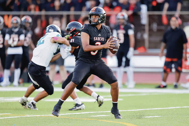 ANDREW LEE / SPECIAL TO THE HONOLULU STAR-ADVERTISER / NOV. 1
                                Jaron-Keawe Sagapolutele looked to pass during the OIA Open Division semifinal against Kapolei at Mililani High School.