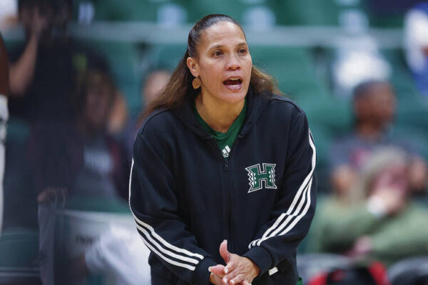 Rainbow Wahine volleyball team sweeps Cal State Fullerton