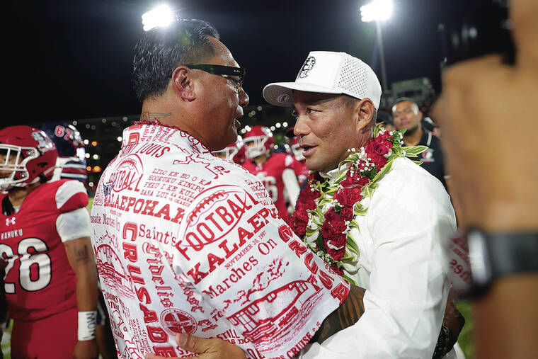 ANDREW LEE / SPECIAL TO THE STAR-ADVERTISER / NOV. 29
                                Saint Louis coach Tupu Alualu, left, and Kahuku coach Sterling Carvalho greeted each other after the state championship on Nov. 29. They’ll be on opposite sides again in an exhibition on Sunday.